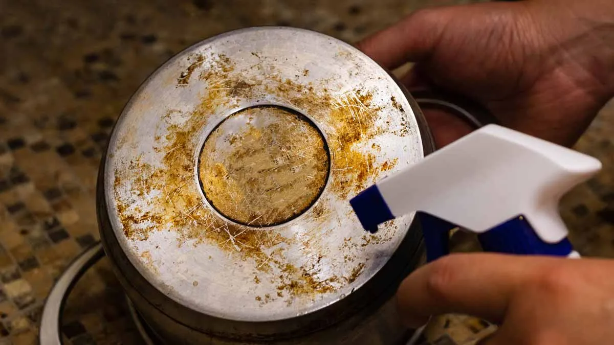 Eenvoudige en duurzame manieren om aangebrande pannen schoon te krijgen