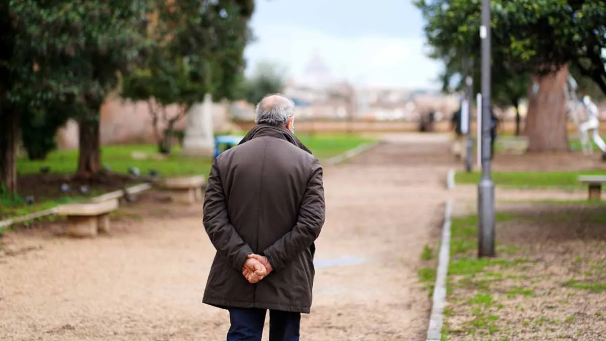 Handen achter de rug: wat dat zegt