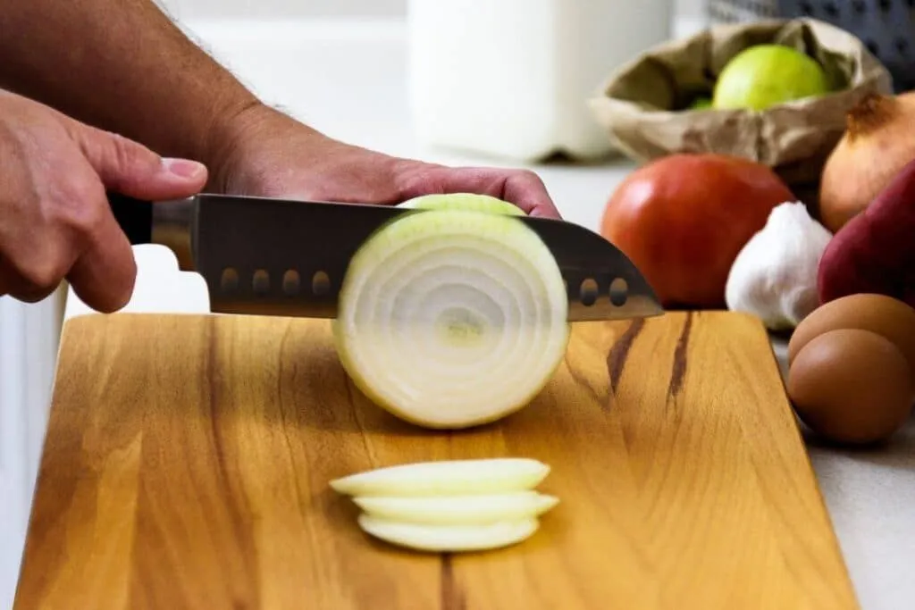 Minder tranen bij het snijden van uien: hoe mes en techniek het verschil maken
